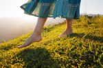 「アーシング」とは？裸足で大地と直接つながる健康法のやり方