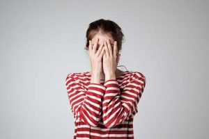 共感性羞恥心とは？感じやすい人の特徴や原因、克服方法を解説