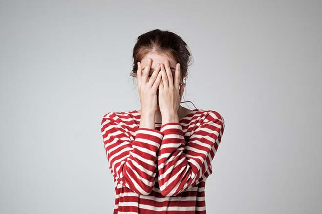 共感性羞恥心とは?感じやすい人の特徴や原因、克服方法を解説