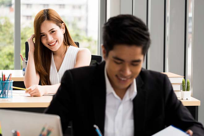 社内恋愛占い｜今あの人に親しい異性はいる？私に対する本音は？