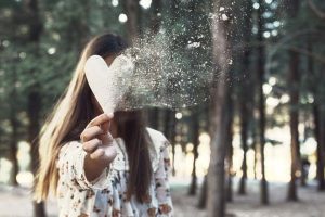 恋愛占い｜今より進展は無理？曖昧態度のあの人◆隠す期待と決断